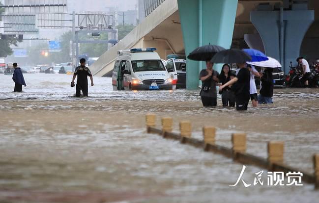鄭州小賣(mài)部大爺為居民**供電：手機(jī)充電不收錢(qián) 網(wǎng)友感動(dòng)